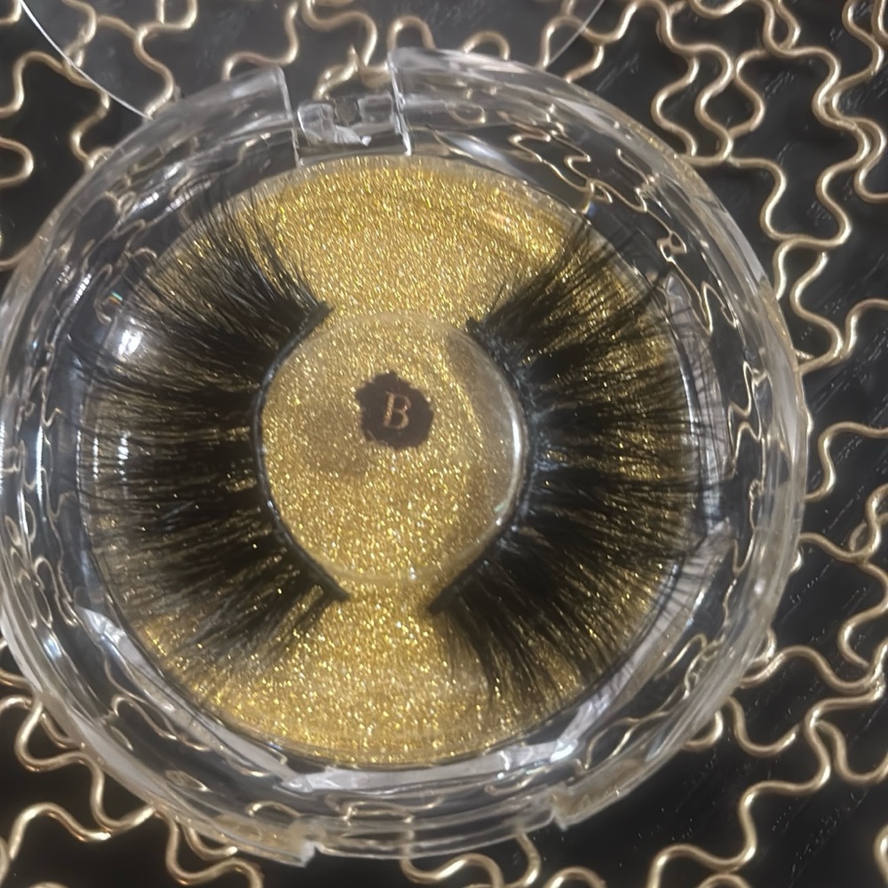 Black False Eyelashes in Gold Case